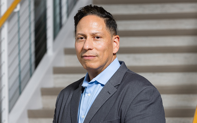 Un desastre en cascada: el Dr. Vincent Guilamo-Ramos y el enfrentamiento de la crisis del VIH en la población latina Un desastre en cascada: el Dr. Vincent Guilamo-Ramos y el enfrentamiento de la crisis del VIH en la población latina